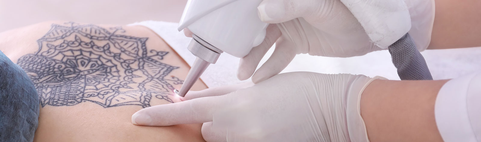 stockfoto Tattoo op rug hoofdpagina