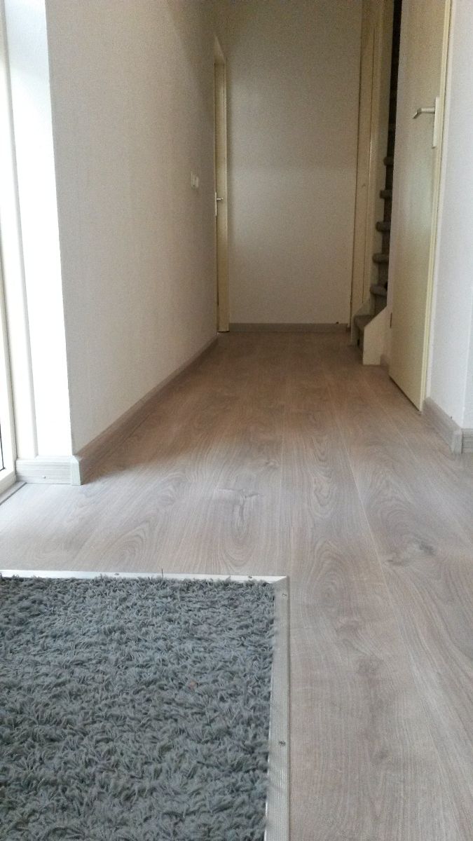 laminaat vloer leggen inclusief ondervloer en plinten en aluminium hoekprofiel kruipluik laminaat vloer leggen inclusief ondervloer en plinten en aluminium hoekprofiel kruipluik