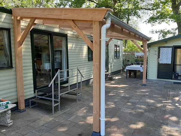 Mount Bank replica rechtdoor www.kleinwerk.nu veranda tegen stacaravan met polyesterdak