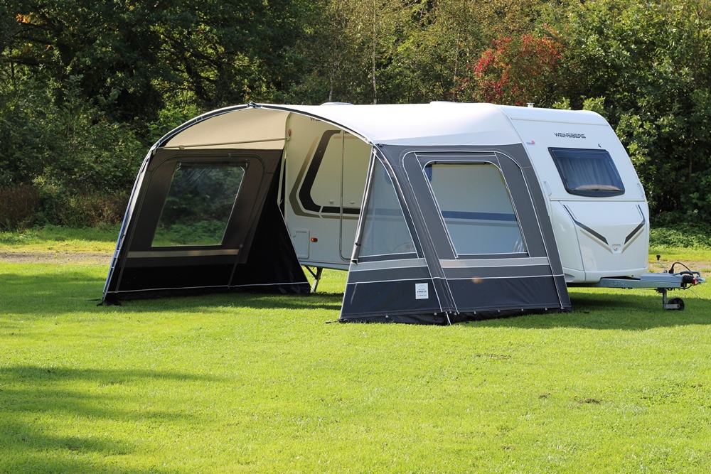 Hoe meet je de omloopmaat van je caravan voor een voortent?
