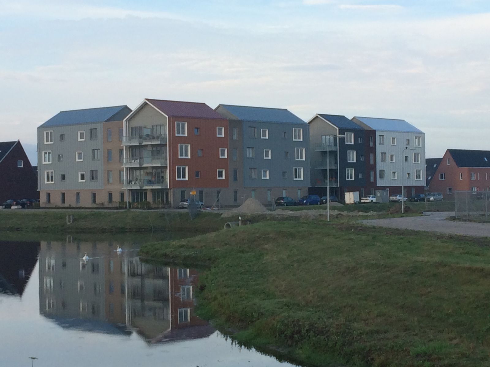 Broek op Langedijk. 108 woningen kappen en gevelbekleding en 2 appartementen complexen geheel aangenomen.