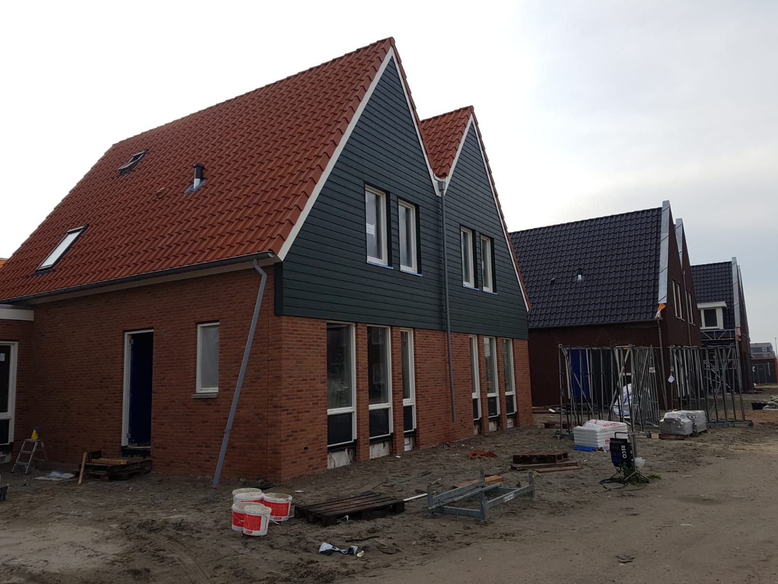 Voor Smits Bouwbedrijf bouwen wij 29 woningen, 10 2/1 kappen en een rijwoning van 9