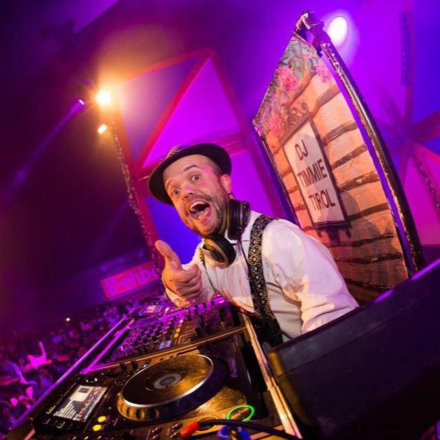 DJ Timmie Tirol tijdens Oktoberfest