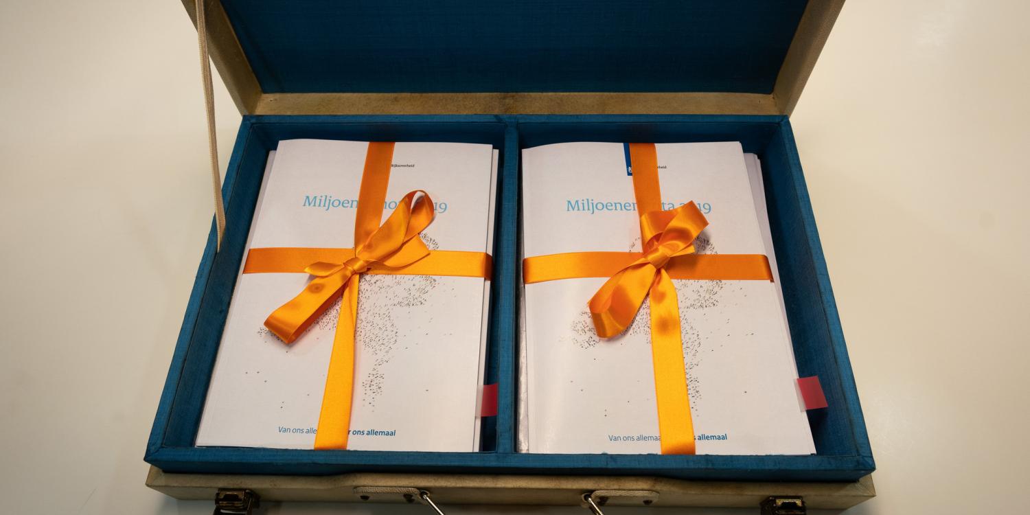 koffertje met begrotingsstukken prinsjesdag 2018 1 