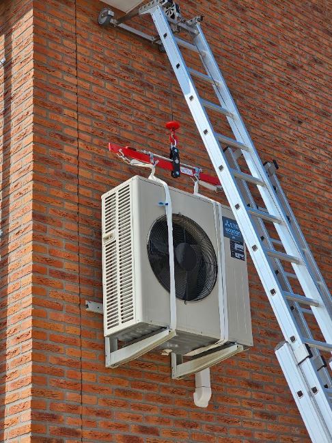 foto warmtepomp aan gevel met evenaar
