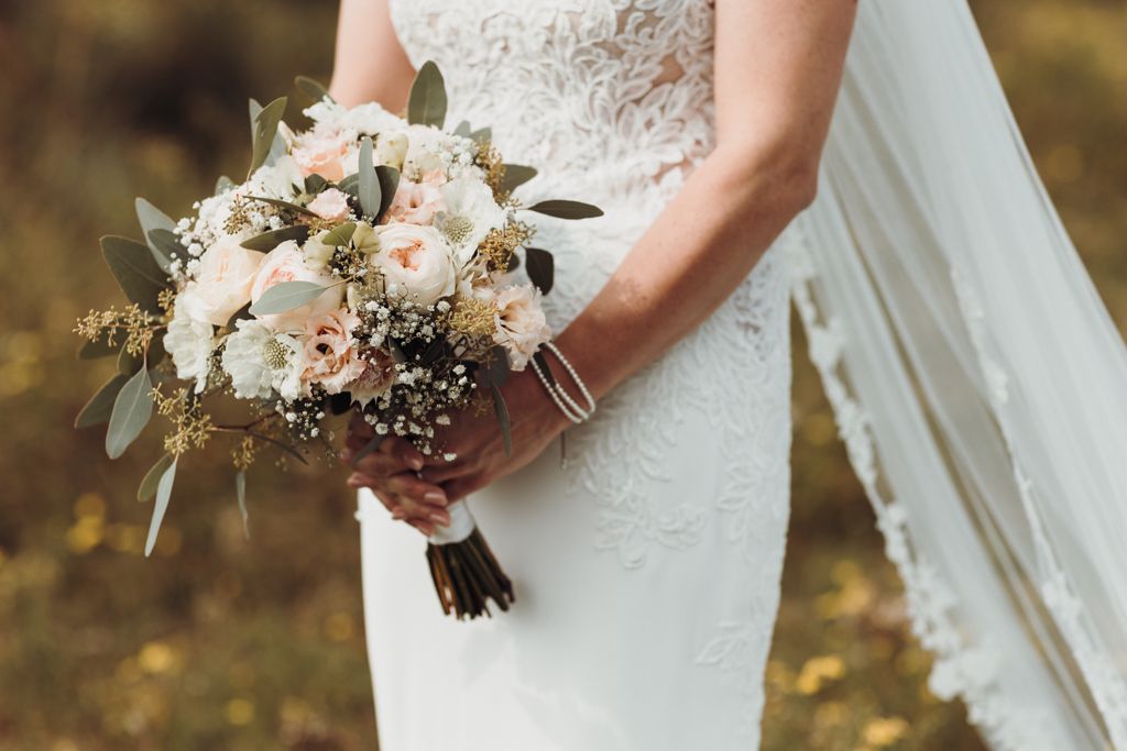 Klaveren Bruidswerk is uw specialist voor bruidsbloemen, corsages tafeldecoratie, autobloemstuk of voor bloemen om de kerk/ trouwlocatie aan kleden. Wij richten ons op Katwijk, Leiden, Noordwijk, Wassenaar en