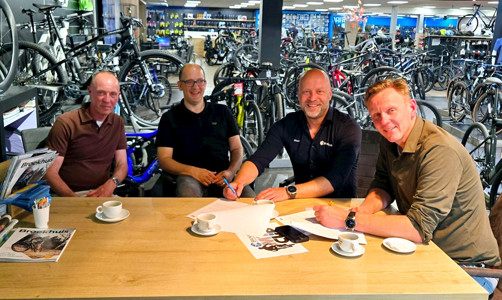 Contract ondertekening Broekhuis Fietsen Enschede Stichting MTB Oost Nederland