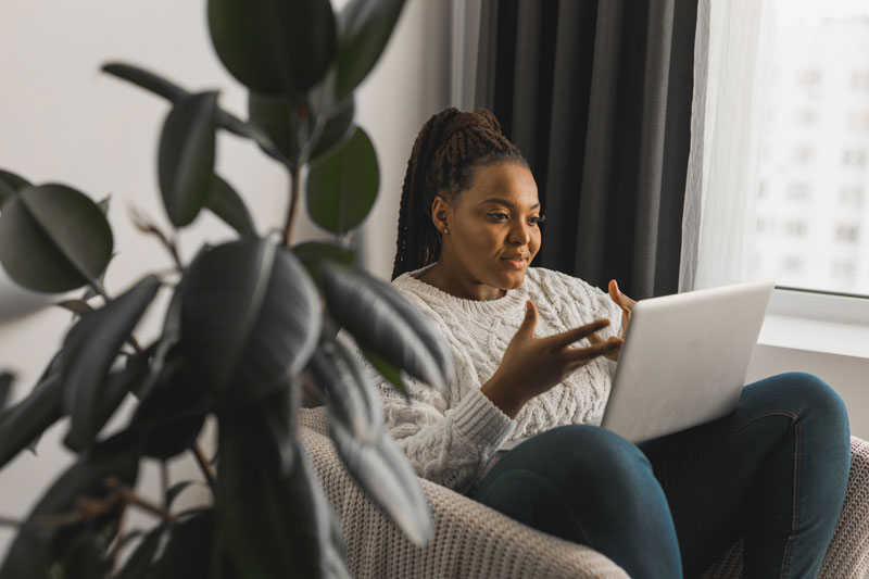 stockfoto dame op stoel laptop normaal