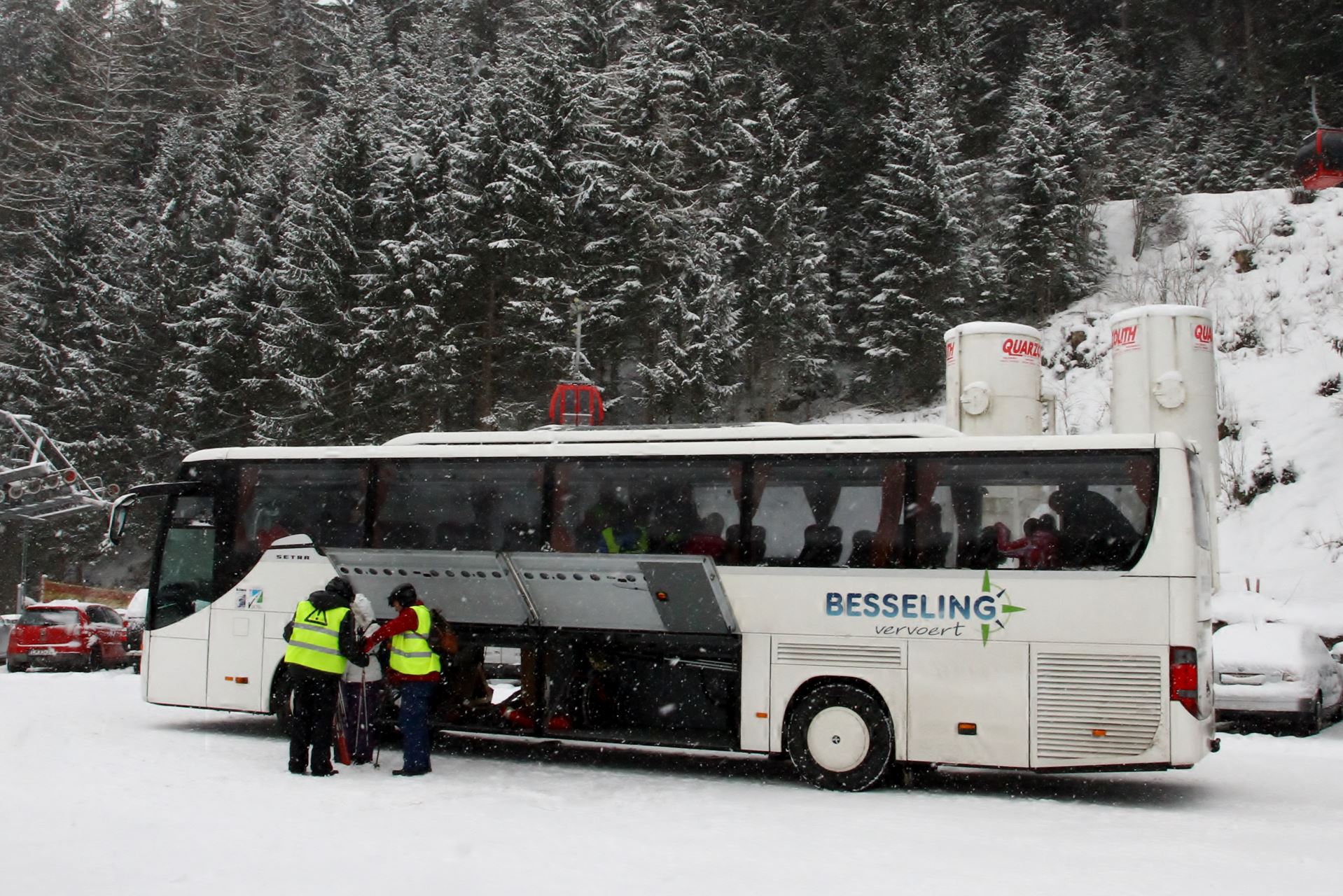 De reizen vinden plaats per bus. Deze bus staat de hele week ter beschikking